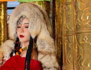 微密圈 – 全套原图送达，120斤的小王同学化身蒙面女王，今天你还剪发吗？