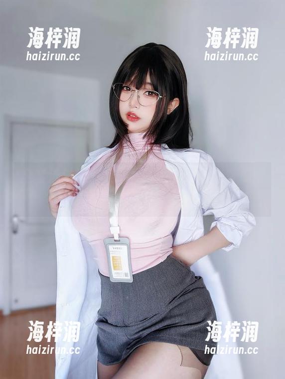 全套泳池图片，看K酱怎么把池水变成她的秀场。