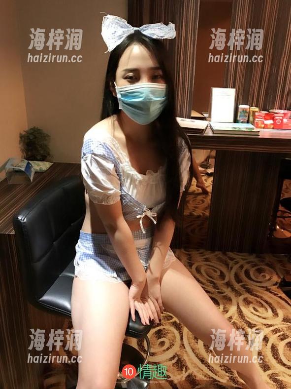 谁说蕾丝一定要温婉？ROSI的红色蕾丝套图教你冲撞传统，喧嚣的优雅在这里。
