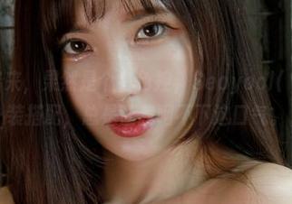 原图秀出来，果然是个白色控，Seoyool(서율)的服装搭配，总是让我咽不下这口气。