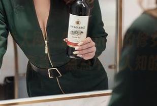 Xiuren秀人网 – 晓梦may的修女写真，图包中好像藏着一点点不为人知的叛逆？