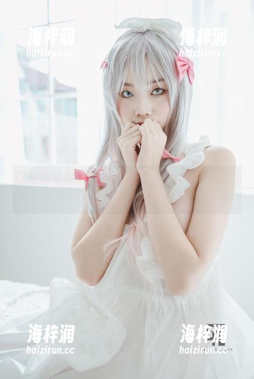 这组灯笼裤配衬衫的图片，Yuna(윤아)这是要上天吗？