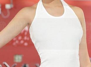 aiss – 欣杨的安静办公室：在她的作品中找到了一丝不为人知的温柔