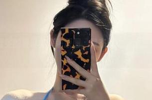 微密圈 – 不爱笑的赛琳的套装原图，静态怀抱中都有些微妙的张力。