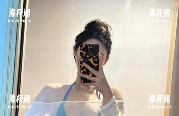 不爱笑的赛琳 微密圈 - 不爱笑的赛琳的套装原图,静态怀抱中都有些微妙的张力。