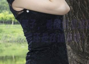 丽柜 – 户外的英子，看图包里这张姿势，是在拍照还是在健身呀！