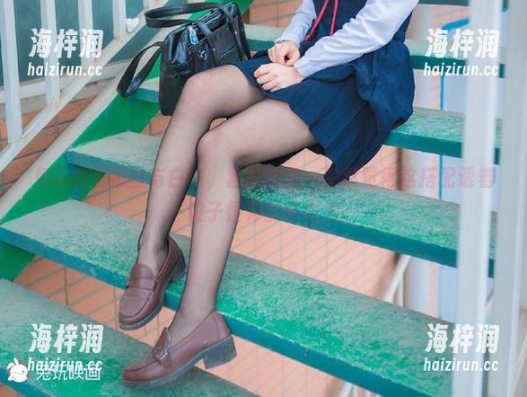 兔玩映画黑丝与白袜，套图精选—突然觉得这搭配透着一股子怪异的吸引力。