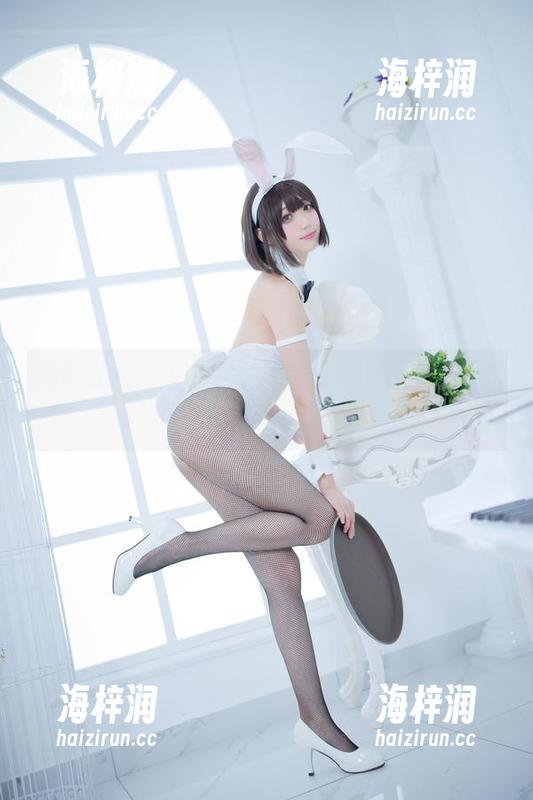 周叽是可爱兔兔的在线写真天台秀，光线真的好迷人啊！
