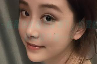 微密圈 – 在黑色比基尼背景下，奶雯的免费写真持续升级……