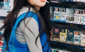 悲伤书籍背后那点小腔调，孙乐乐(손예은)的图书管理员女孩写真壁纸或许能点醒你。
