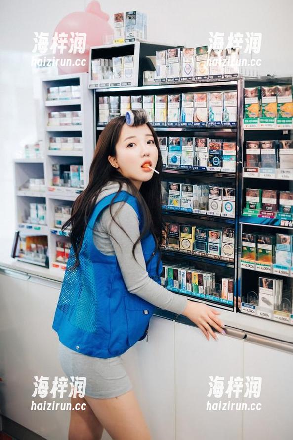 悲伤书籍背后那点小腔调，孙乐乐(손예은)的图书管理员女孩写真壁纸或许能点醒你。