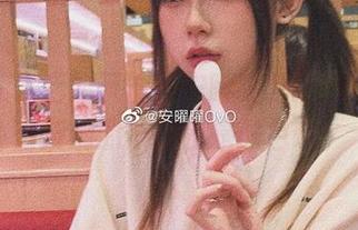 泳衣入水后的风情，安曜曜精选出镜，水面反射的不仅仅是肤色啊。