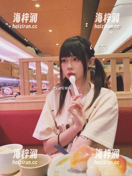 泳衣入水后的风情，安曜曜精选出镜，水面反射的不仅仅是肤色啊。