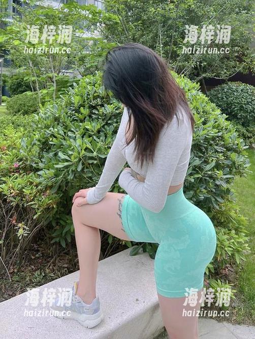 微密圈 - 海边的风，泳衣与美图组合，宋昱欣教你如何优雅地与水搏斗。