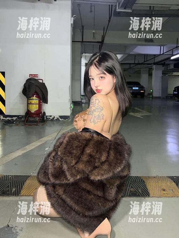 微密圈 - 小优优子海边合集，真相是海风打了个哈欠！