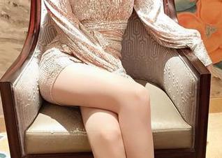 小女巫露娜的高跟鞋与鞋底的奋斗集：忍着脚痛，挑战撞墙，都是为了这张卧虎藏龙的自拍！