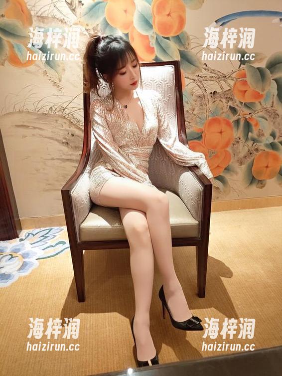 小女巫露娜的高跟鞋与鞋底的奋斗集：忍着脚痛，挑战撞墙，都是为了这张卧虎藏龙的自拍！