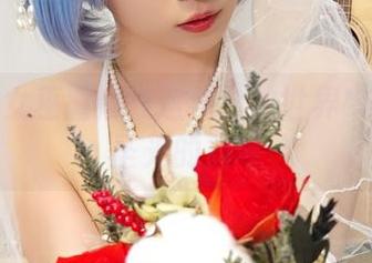 看！小女巫露娜在这纯白的世界中打着无圣光的旗号