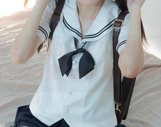 少女秩序 – 小满的泳衣不同寻常，私拍中流露出的慵懒气息，简直太吸引！