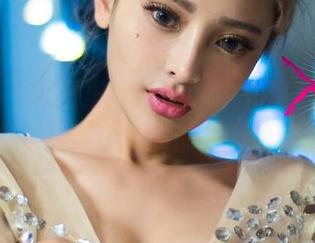 尤果网 – 原图里的倪叶腾，女神？我是不是看错了，满屏都是魅力啊！