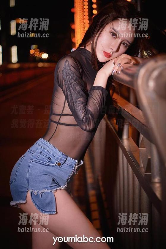 尤蜜荟 - 别走开！菲儿纯白最新原图，让我觉得在这一砖一瓦上都能看见她的气质，不肤浅哦！