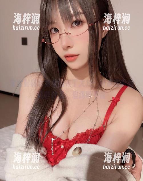 宅女贴贴合集里的布丁大法，好像在跟我说些什么，但我听不懂
