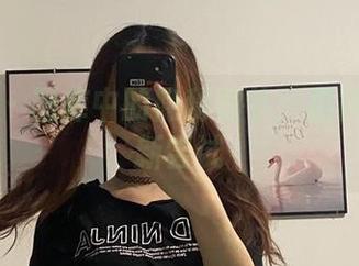 微密圈 – 图库中的隐秘细节：提袜少女的新尝试