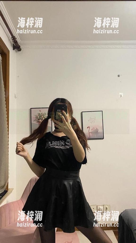微密圈 - 图库中的隐秘细节：提袜少女的新尝试