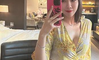 微密圈 – 果儿Victoria，红色吊带袜搭配真微妙，赶紧来高清壁纸收藏吧！