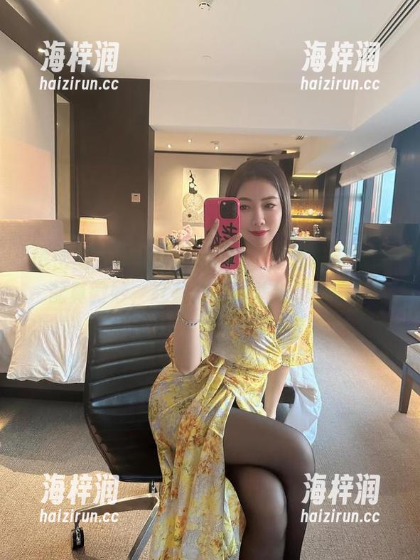 微密圈 - 果儿Victoria，红色吊带袜搭配真微妙，赶紧来高清壁纸收藏吧！
