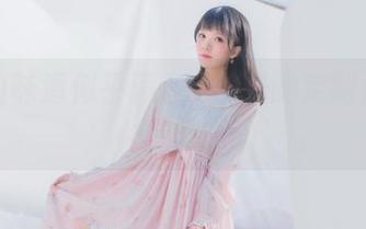 夏天的味道似乎藏在桜桃喵的定制泳装写真里。