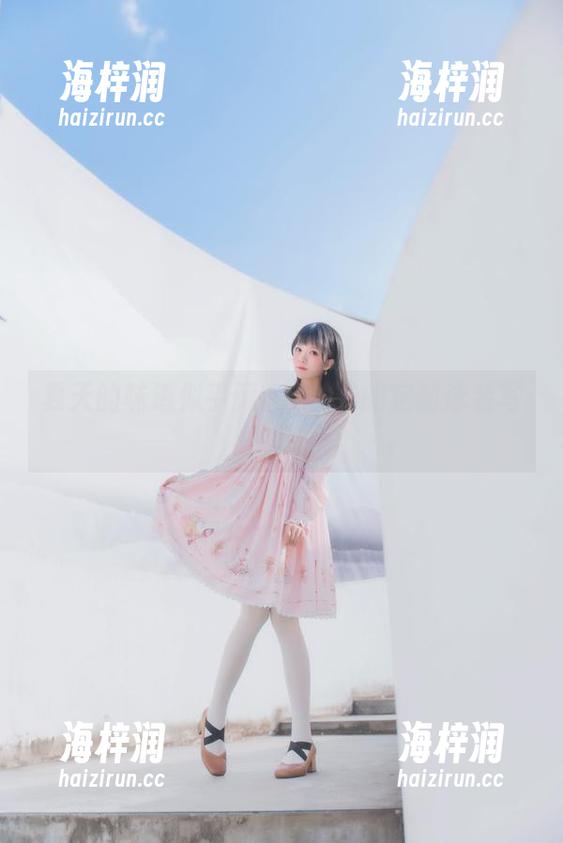 夏天的味道似乎藏在桜桃喵的定制泳装写真里。