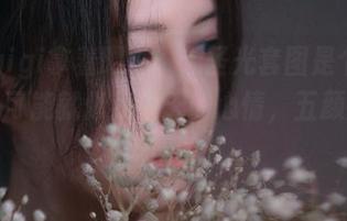 樱晚gigi拿着眼镜：无圣光套图是个什么概念？可能就像我今天的心情，五颜六色也无所谓。