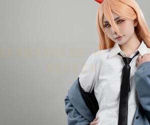 有多少种方式能把礼服穿得跟外星服一样？爆机少女喵小吉的写真集即将分享答案！