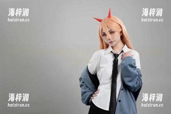 有多少种方式能把礼服穿得跟外星服一样？爆机少女喵小吉的写真集即将分享答案！