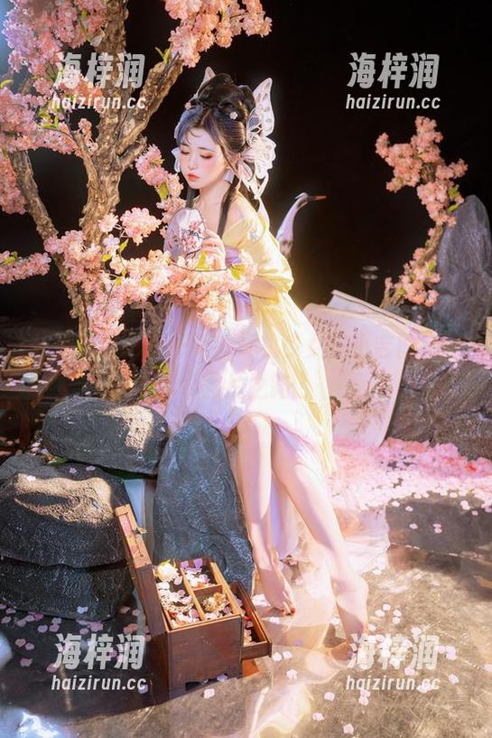 碧蓝档案再添一笔，爆机少女喵小吉的定制图片之路