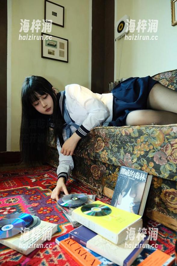 白莉爱吃巧克力的私房美图，每一张都像是在开设一个新读书馆，剧情你猜不到！