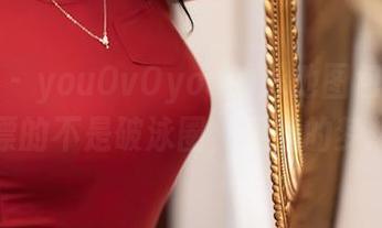 秀人网 – youOvOyou的泳池图包：水面上漂的不是破泳圈，是我的梦想！