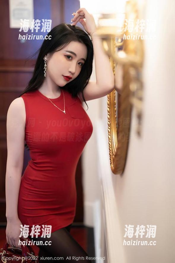 秀人网-youOvOyou 秀人网 - youOvOyou的泳池图包:水面上漂的不是破泳圈,是我的梦想!