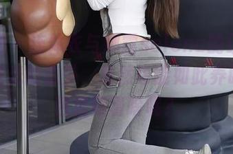 秀人网 – 连体衣与娜露selena的碰撞，没有圣光的意外，竟然也能如此养眼，图包里藏着啥呢？