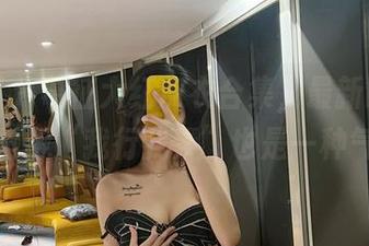 微密圈 – 葛征大红皮衣合集，最新时刻真让人觉得“我行我素”也是一种气质。