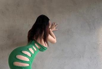 微密圈 – 迷人的五姨太再次更新！这次的写真依旧是香车美臀，貌似风一直都没停过。