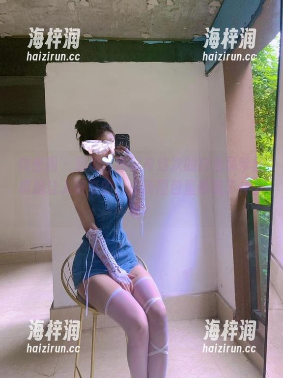 微密圈 - 别说，陈佩奇这次的白色吊带丝真挺让人好奇的，最新图包里都藏了什么呢？