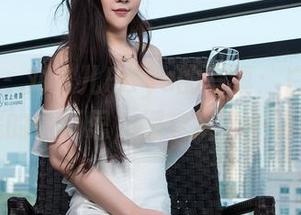 青豆客 – 刘飞儿Faye的写真：白衬衫下隐藏的小巧思，细节决定一切吗？