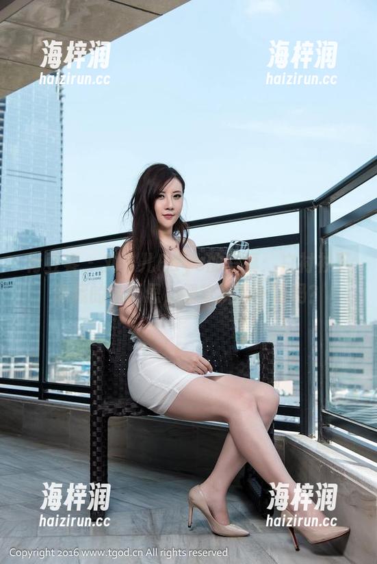 青豆客 - 刘飞儿Faye的写真：白衬衫下隐藏的小巧思，细节决定一切吗？