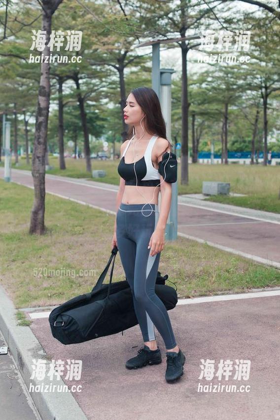 魔镜街拍 - 楼楼的白色连衣裙，那美图里的图包竟然还有未完成的插曲，想象一下多好玩。