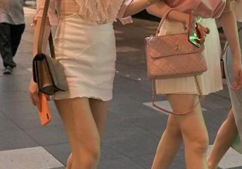 魔镜街拍带来的图包精选：看来教室里的小姐姐们也不甘示弱，包臀裙就是超级武器。