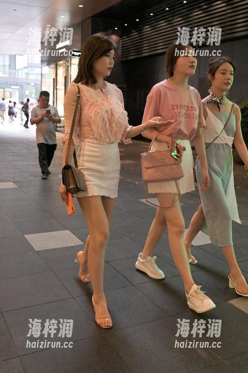 魔镜街拍带来的图包精选：看来教室里的小姐姐们也不甘示弱，包臀裙就是超级武器。