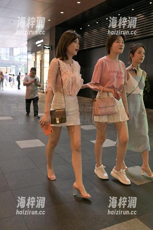 私房图集专属，魔镜街拍：长裙穿搭时旅行，小姐姐绪拨动着我微妙的神经。