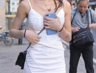 魔镜街拍：碰见白色制服，这原图似乎预示着什么？图册也展示出了一种别样的轻松。
